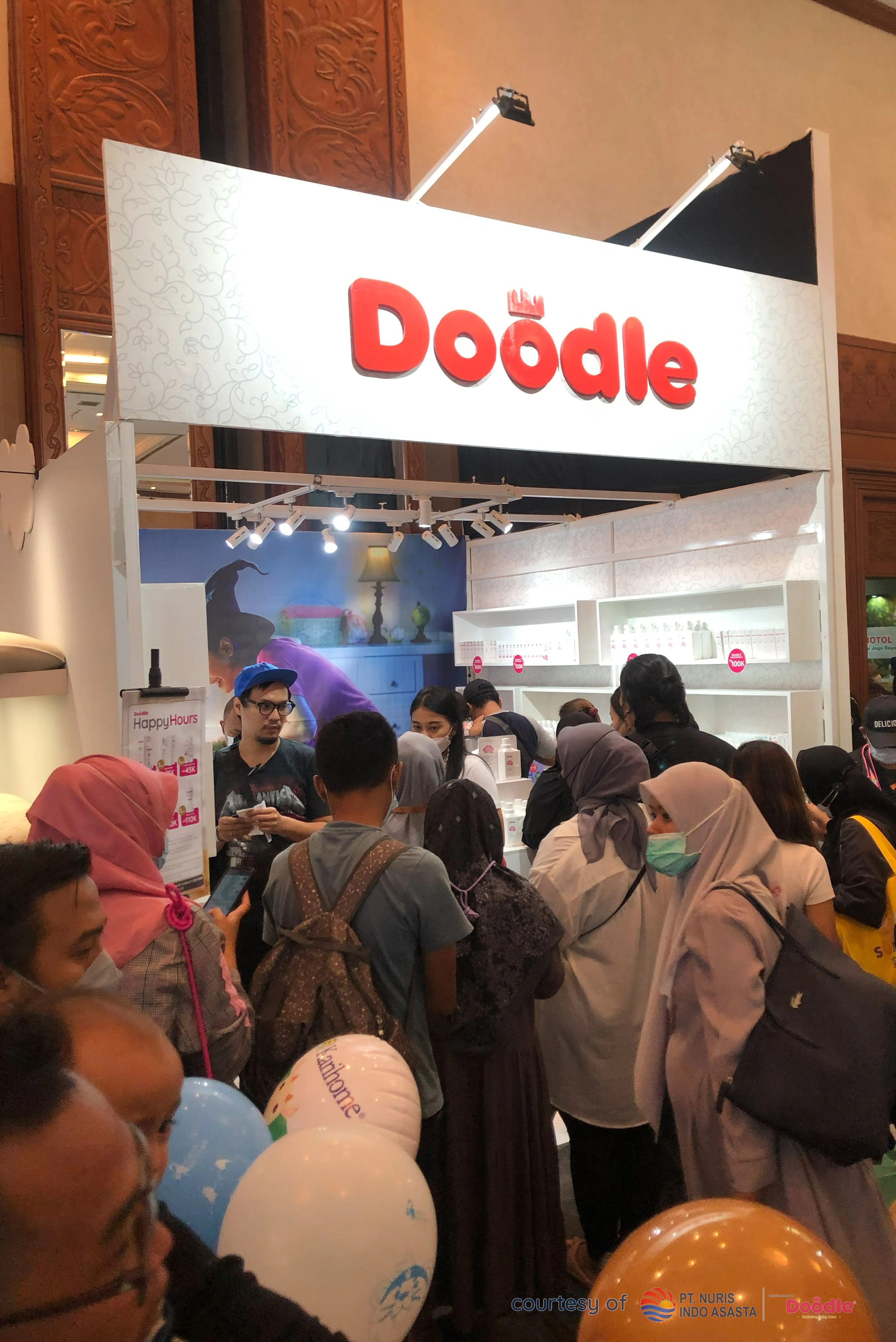 Pengunjung melihat produk Doodle di IMBEX 2024