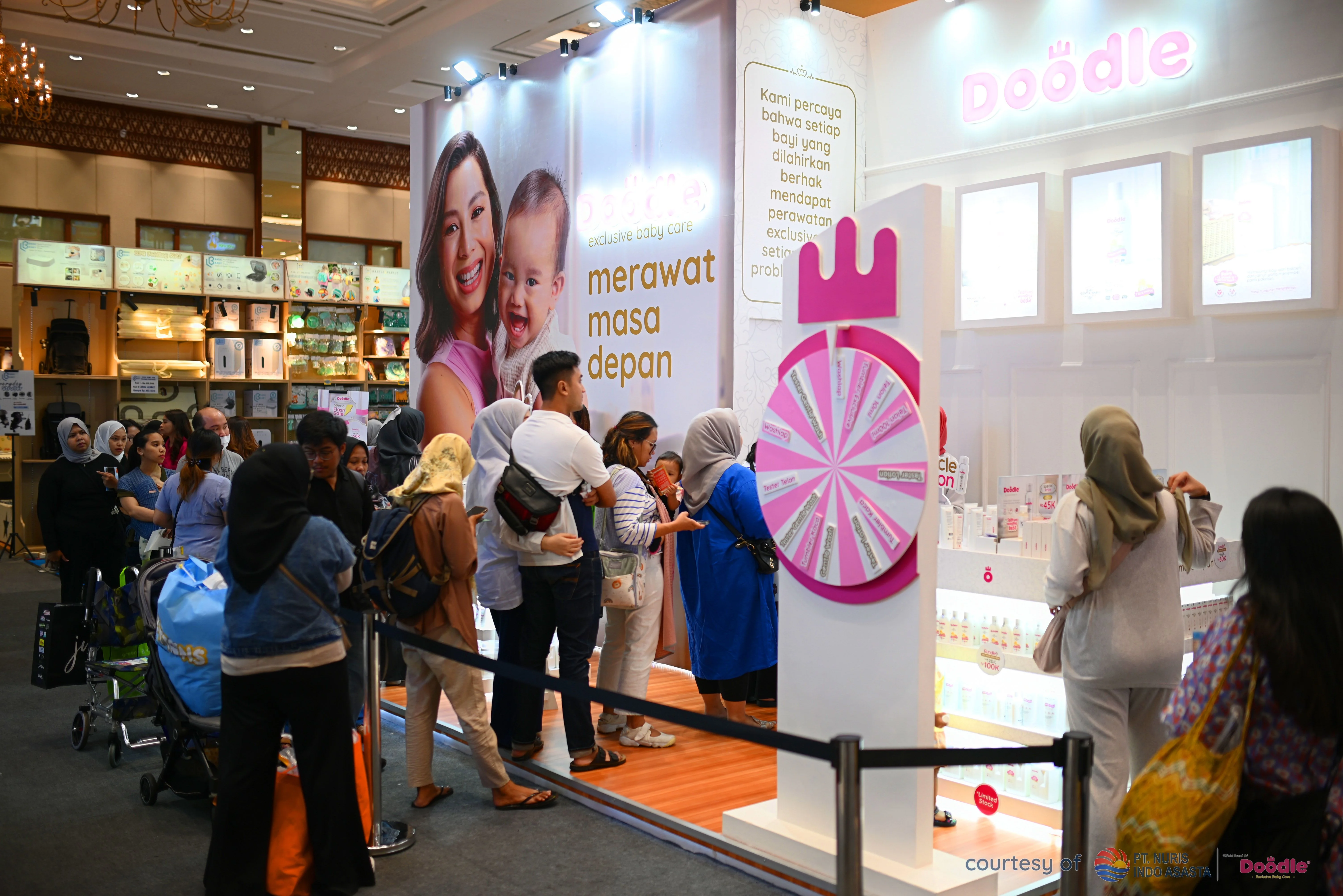 Pengunjung di booth Doodle pada IMBEX 2024
