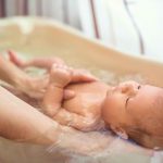 4 Cara Memandikan Bayi dengan Aman
