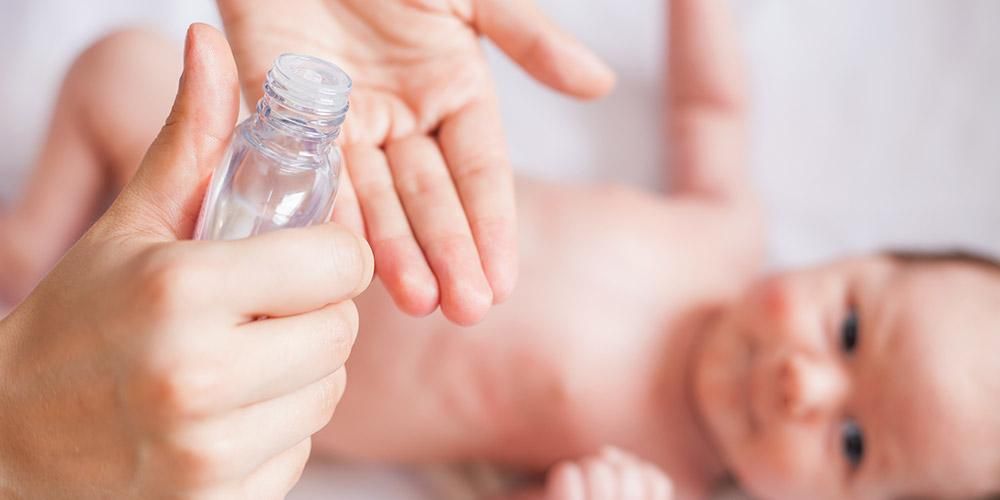 5 Khasiat Minyak Telon Untuk Bayi